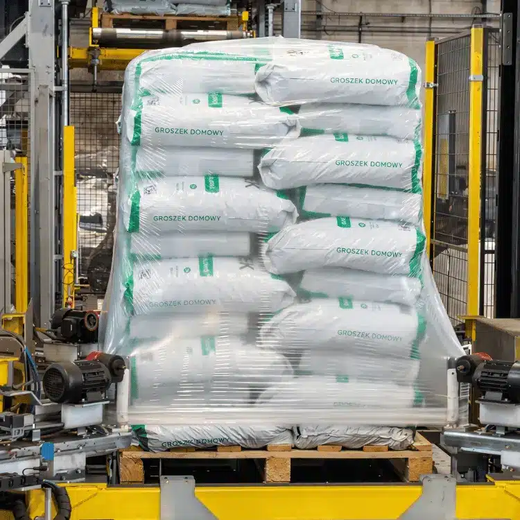 Zabezpieczona paleta Groszku Domowego osłonięta maszynowo naciąganym kapturem polimerowym na czas transportu.